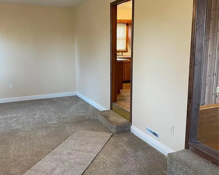 502 Stephen St — Photo 10
