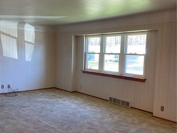3rd image of 814 Charles St
