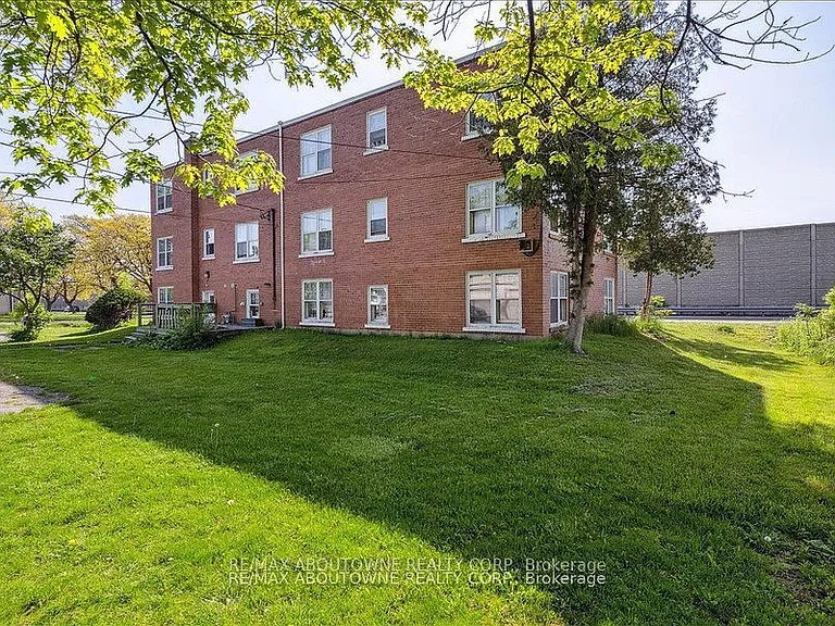 133 N Service Rd E #6 — Photo 20