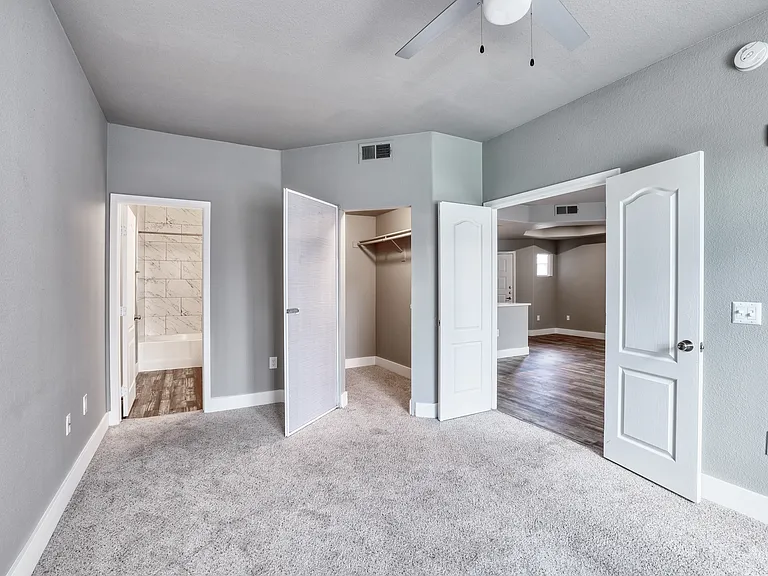 Oxford Apartments — Photo 28