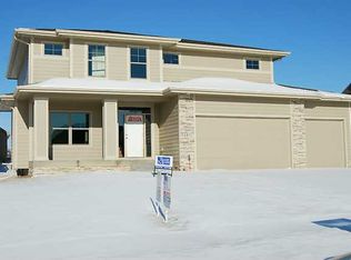 16877 Tanglewood St, Clive, IA 50325