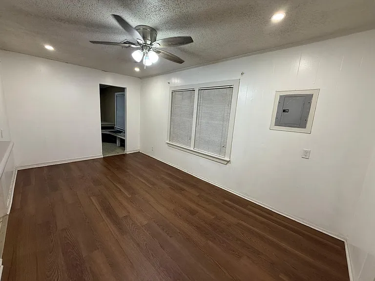 547 Commerce St — Photo 2