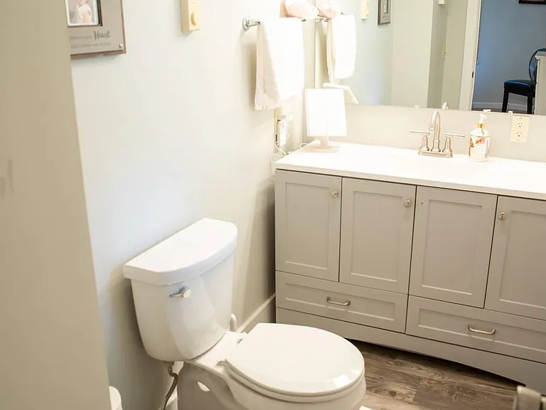 En suite bath in primary