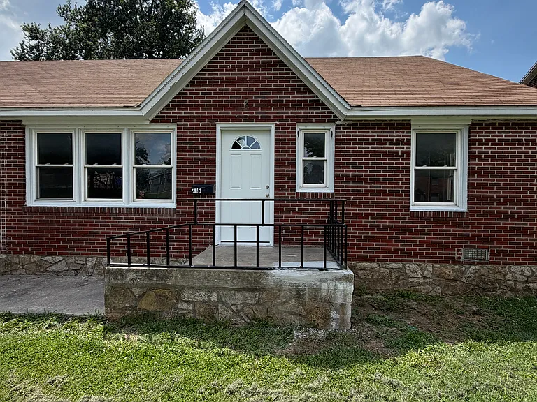 715 N Forest Ave — Photo 1