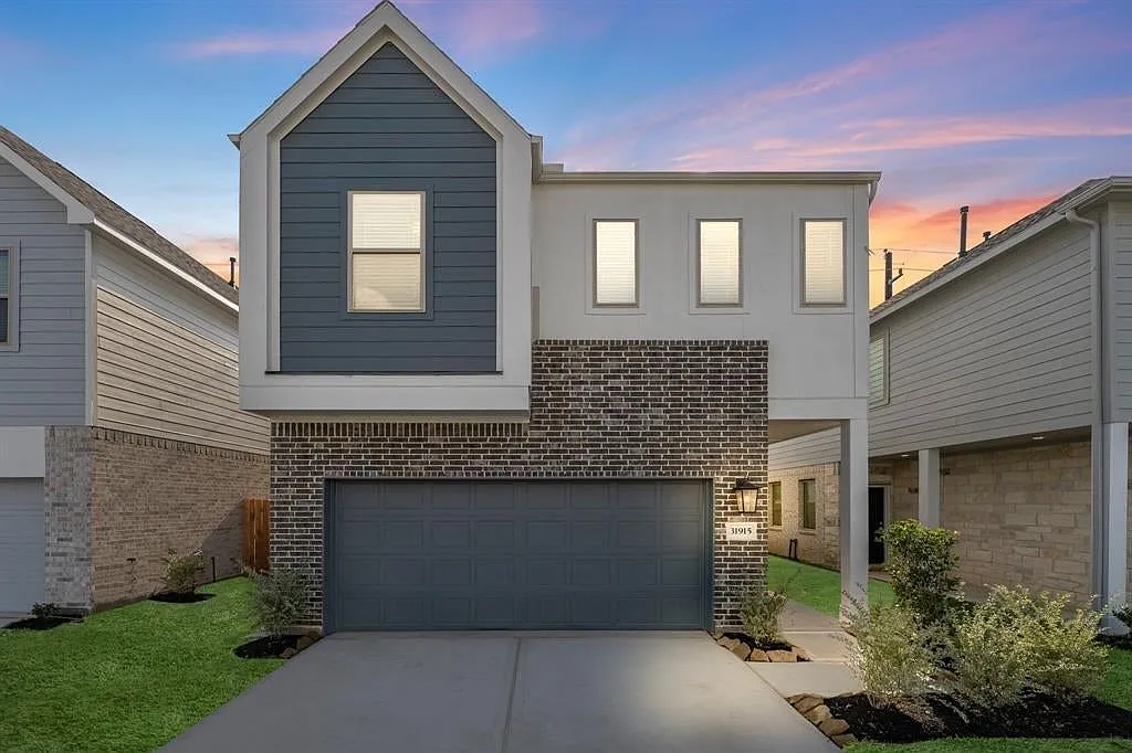 3 bed, 2.5 bath, 1694 sqft, $2,300 — Photo 1