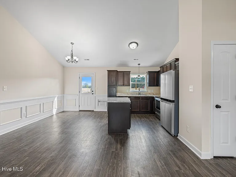 406 Paxton Ct — Photo 11