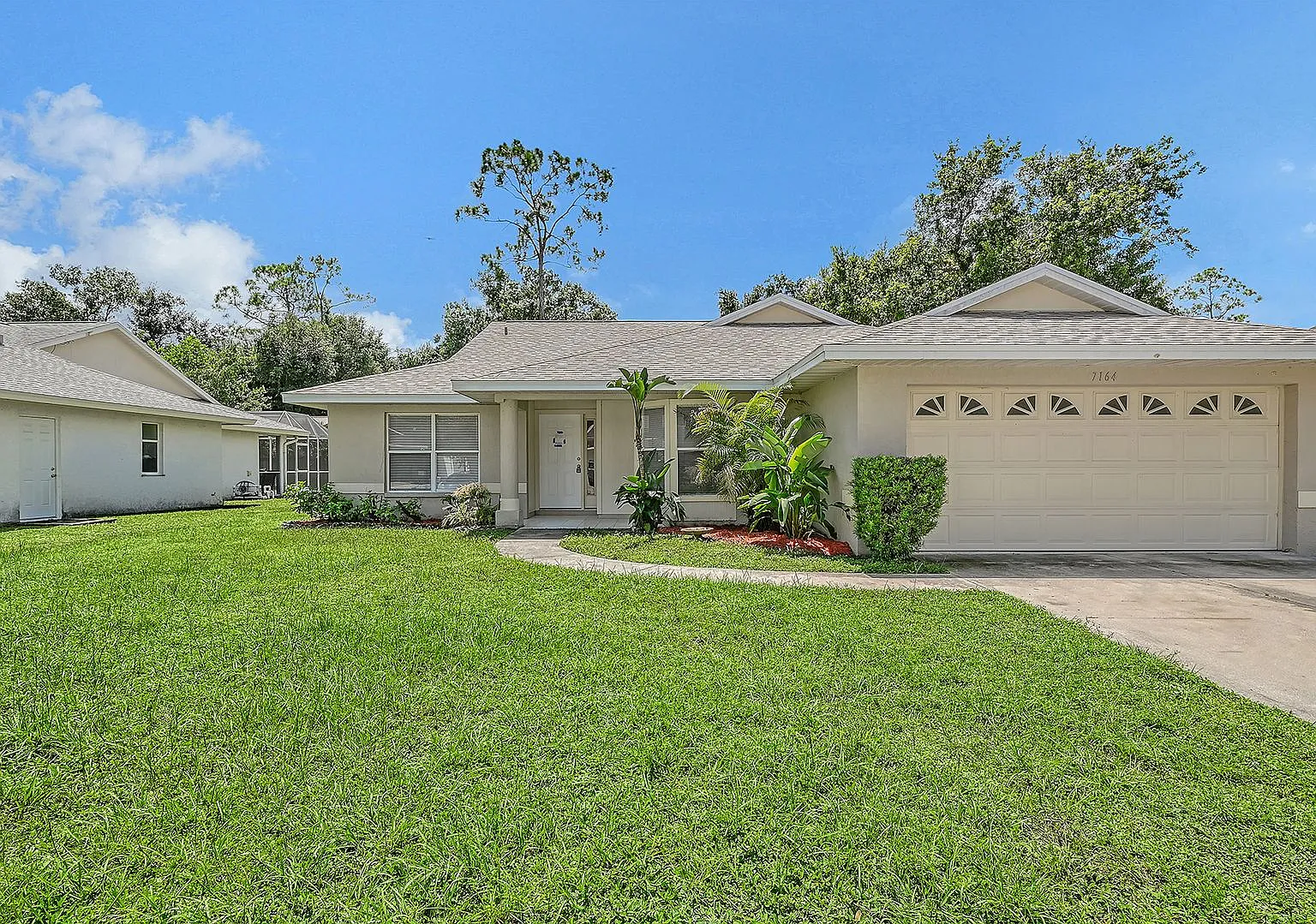 3/2 Pool Home in Lake Sarasota — Photo 1