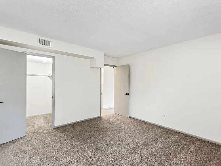 Oval Spring Apartments — Photo 16