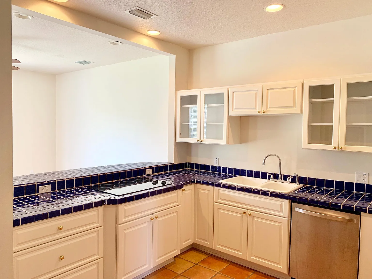3 bed, 2.5 bath, 1987 sqft, $2,600 — Photo 2