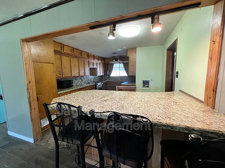 1505 Meadow Dr — Photo 2