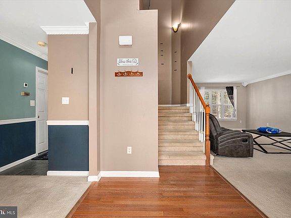 2nd image of 809 White Oaks Ln