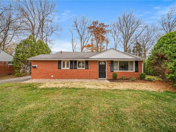 319 Cynthia Dr, Chardon, OH 44024