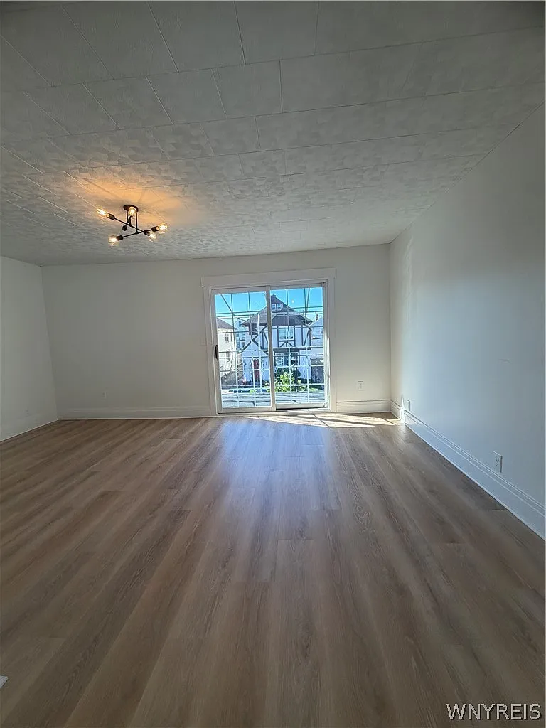 3 bed, 1.0 bath, 1295 sqft, $1,695 — Photo 3