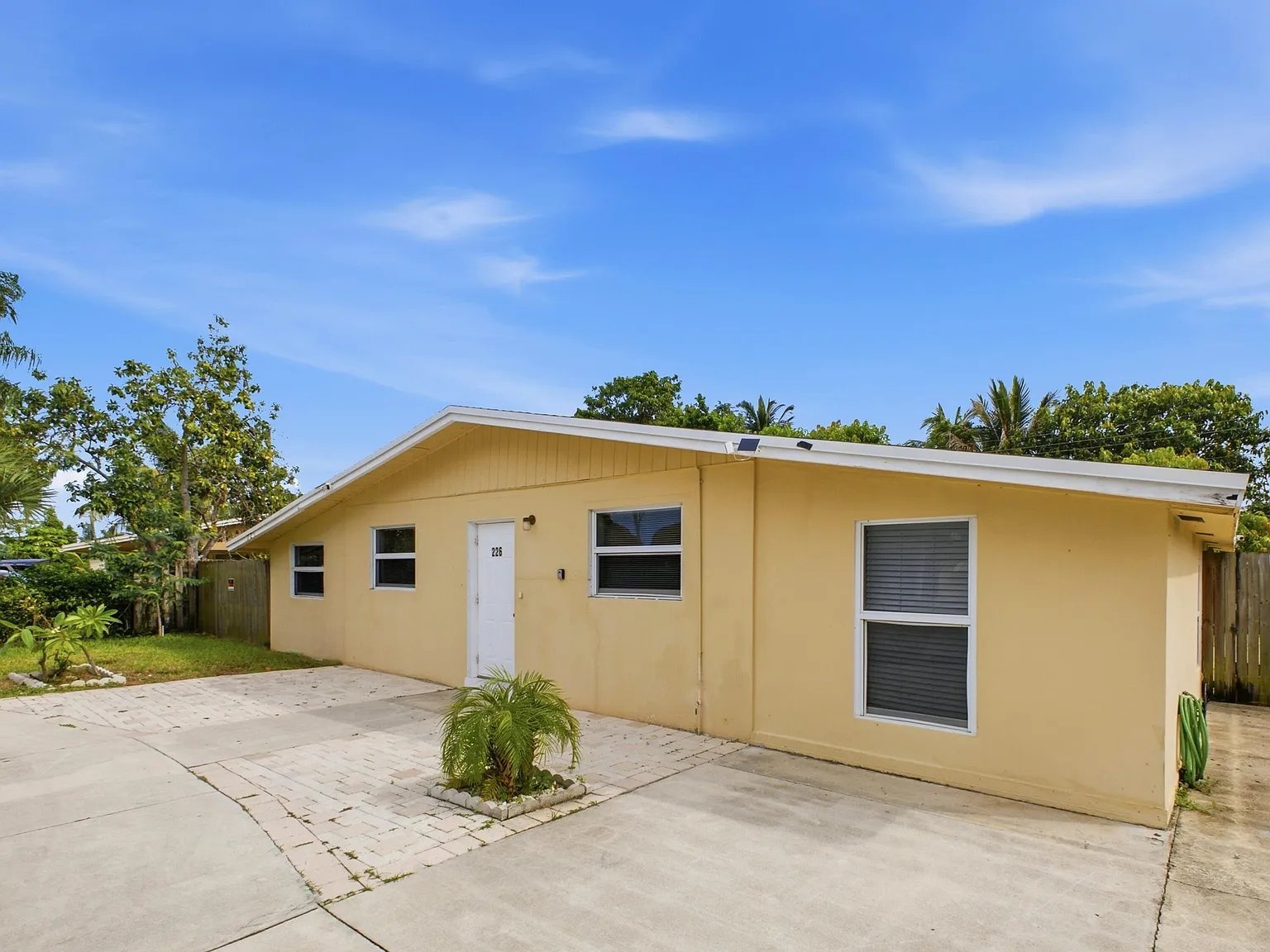 3 bed, 2.0 bath, 1256 sqft, $3,300 — Photo 3