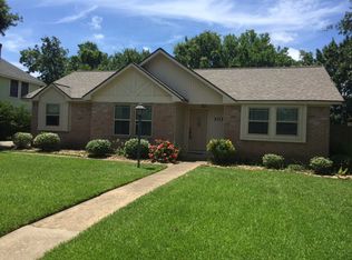 303 Raintree Ln, Lake Jackson, TX 77566