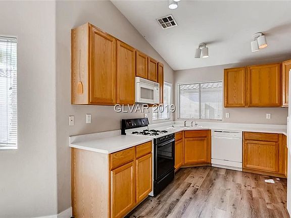 4th image of 997 Trackers Glen Ave
