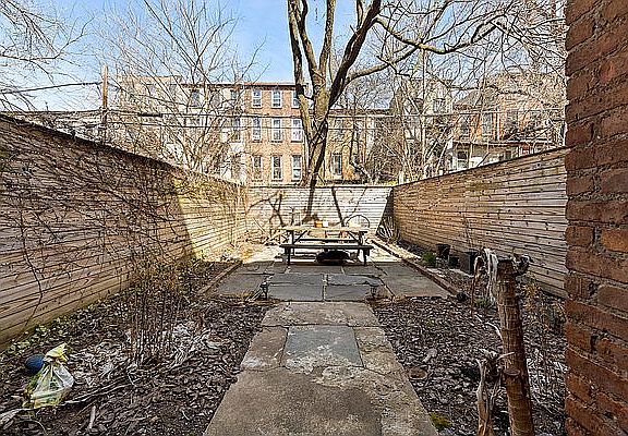 4th image of 161 Pulaski St APT 1
