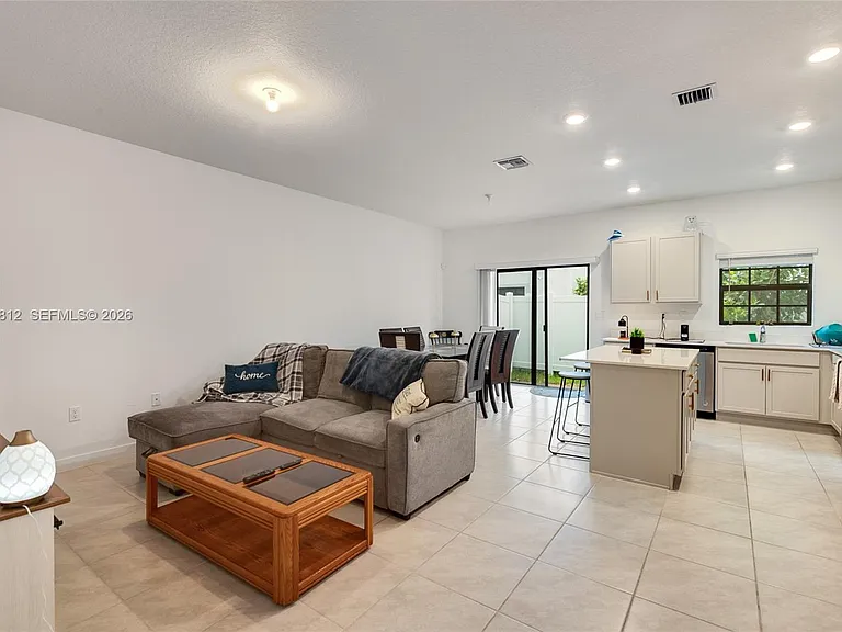 834 SW 11th Ter #834 — Photo 2