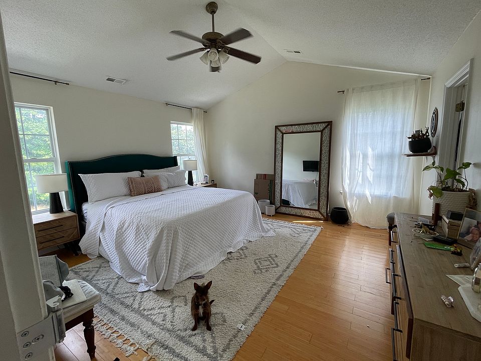 1st image of 323 Browns Ln