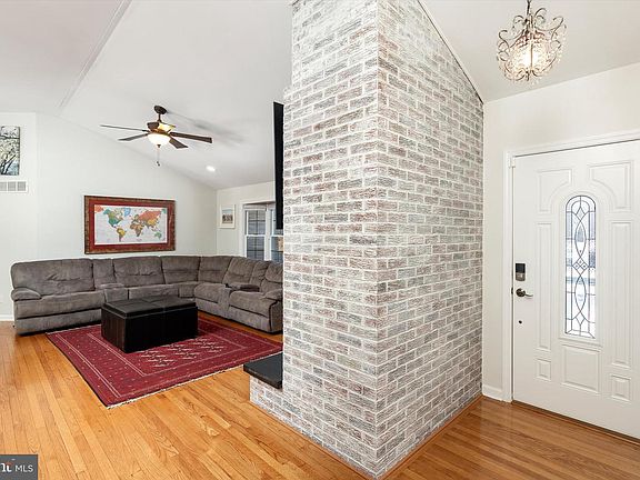 4th image of 327 Gordon Rd