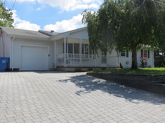 3rd image of 200 Oakdale St