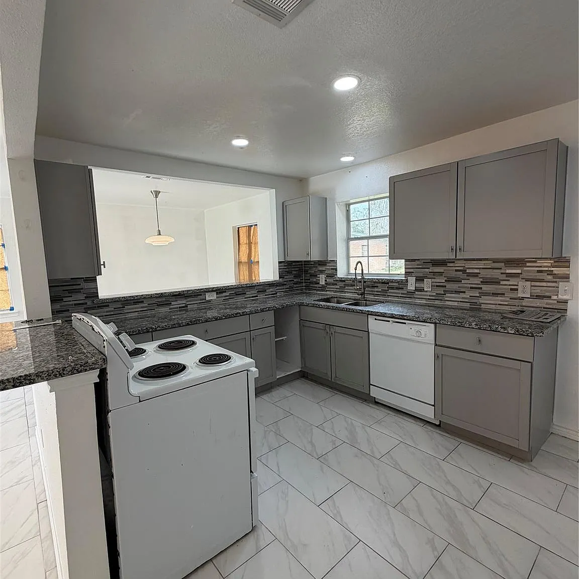 4 bed, 1.0 bath, 1592 sqft, $1,700 — Photo 3