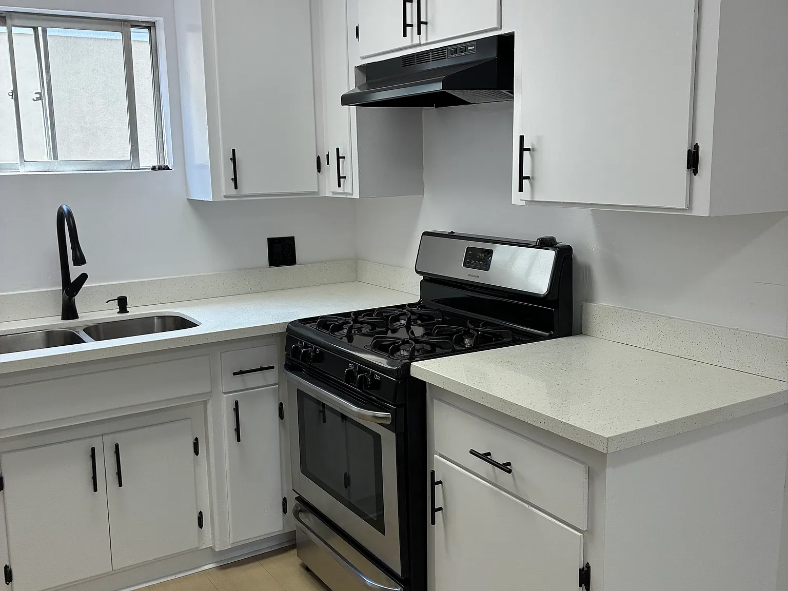 1250 N Kingsley Dr — Photo 2