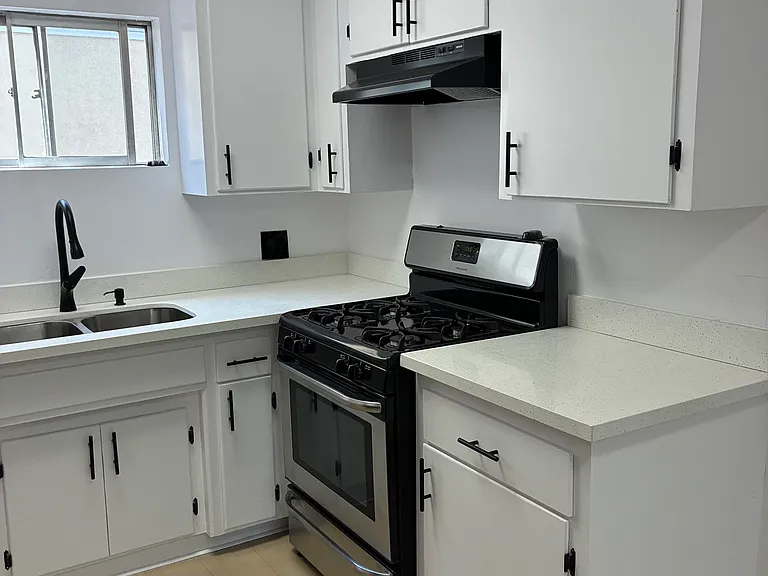 1250 N Kingsley Dr #104 — Photo 3