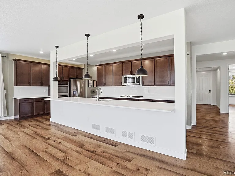901 Sandstone Cir — Photo 4