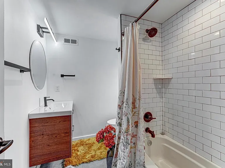 2437 W Oxford St #2 — Photo 5
