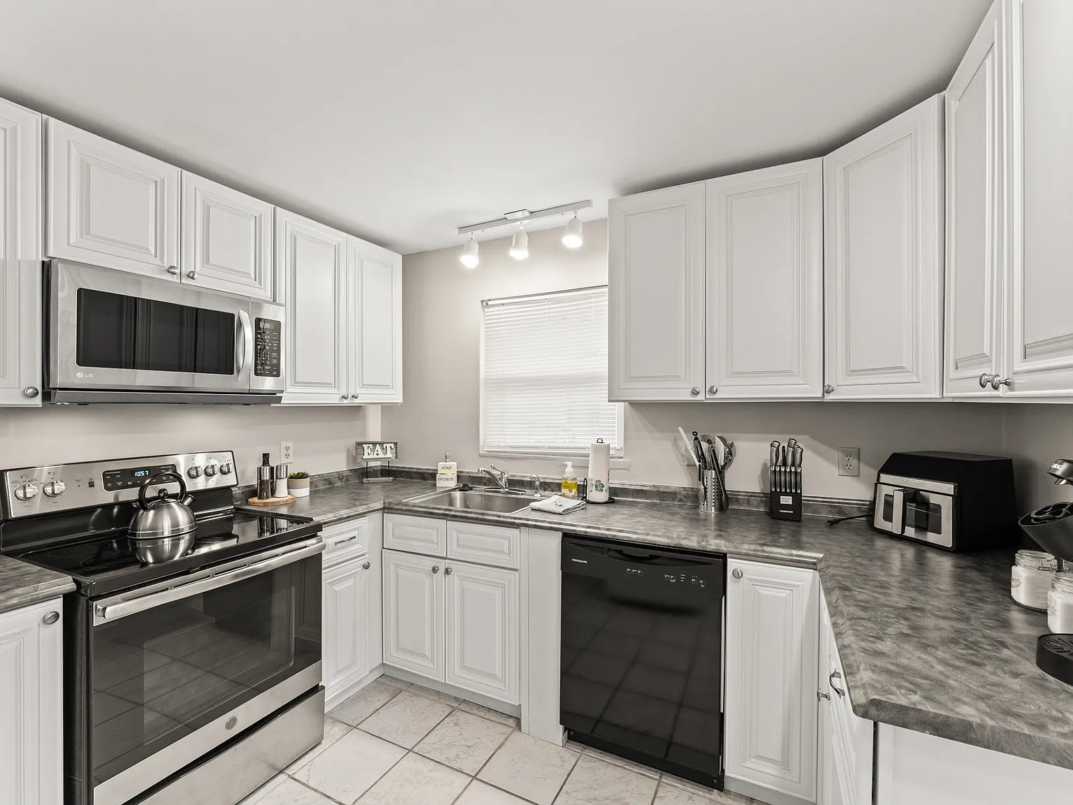 2 bed, $1,800 — Photo 1