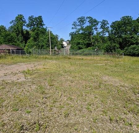 3rd image of 100 Elberta Dr