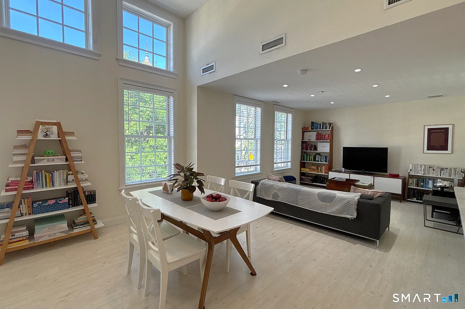 1 bed, 1.0 bath, 900 sqft, $4,000 — Photo 3