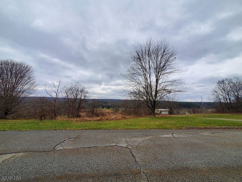 2nd image of 104 Cole Haven Ter