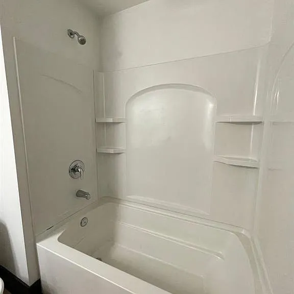 Large bath with shelves at 3 Points Loft.