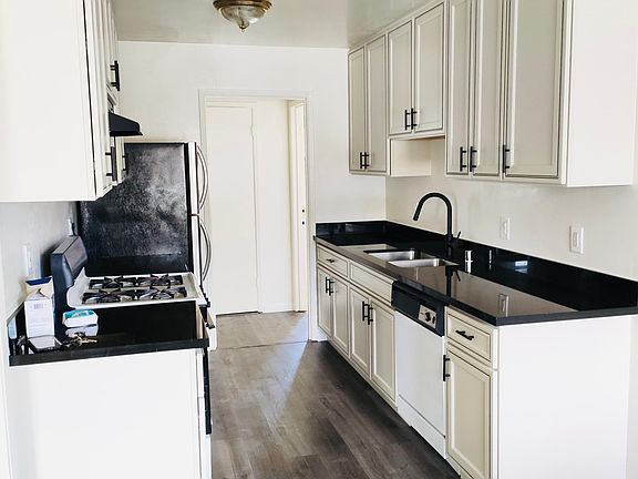 5th image of 2871 Alma St
