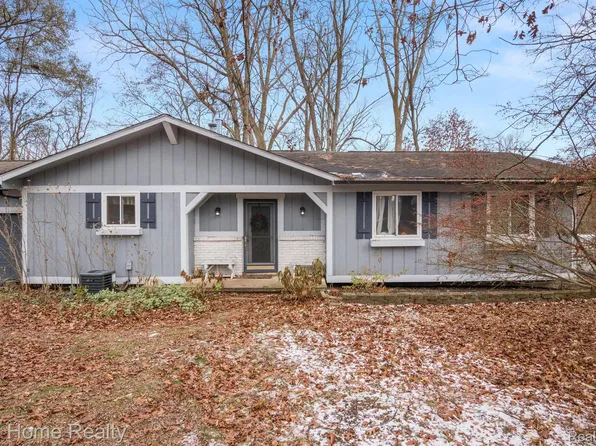 3050 Celia Dr, Waterford, MI 48329