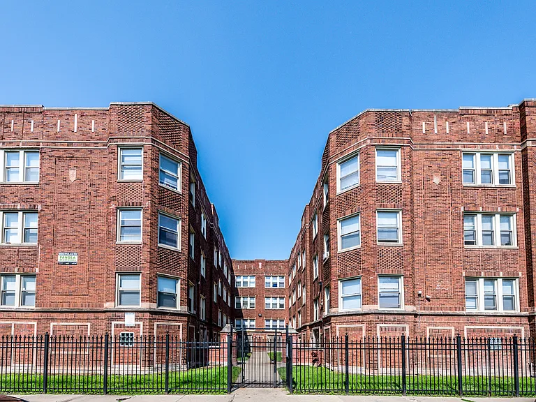 8000 S Maryland — Photo 2