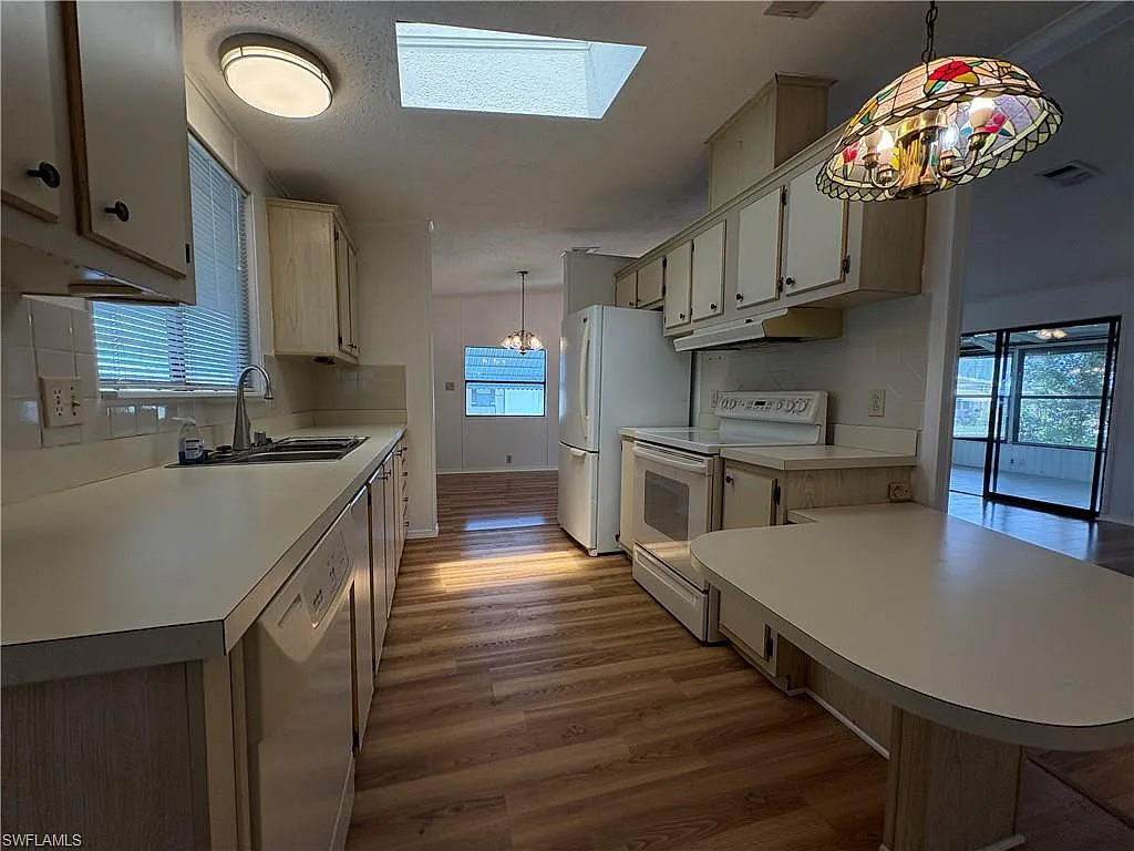 2 bed, 2.0 bath, 1228 sqft, $1,600 — Photo 3