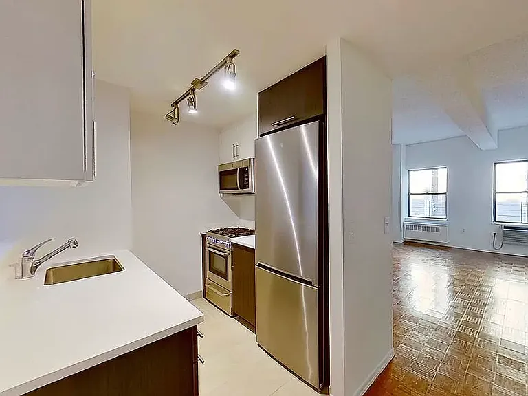 360 W 34th St #4F — Photo 1