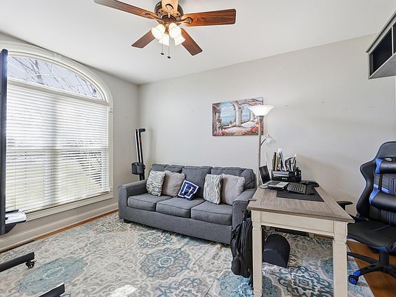 5th image of 104 Sutton Ln