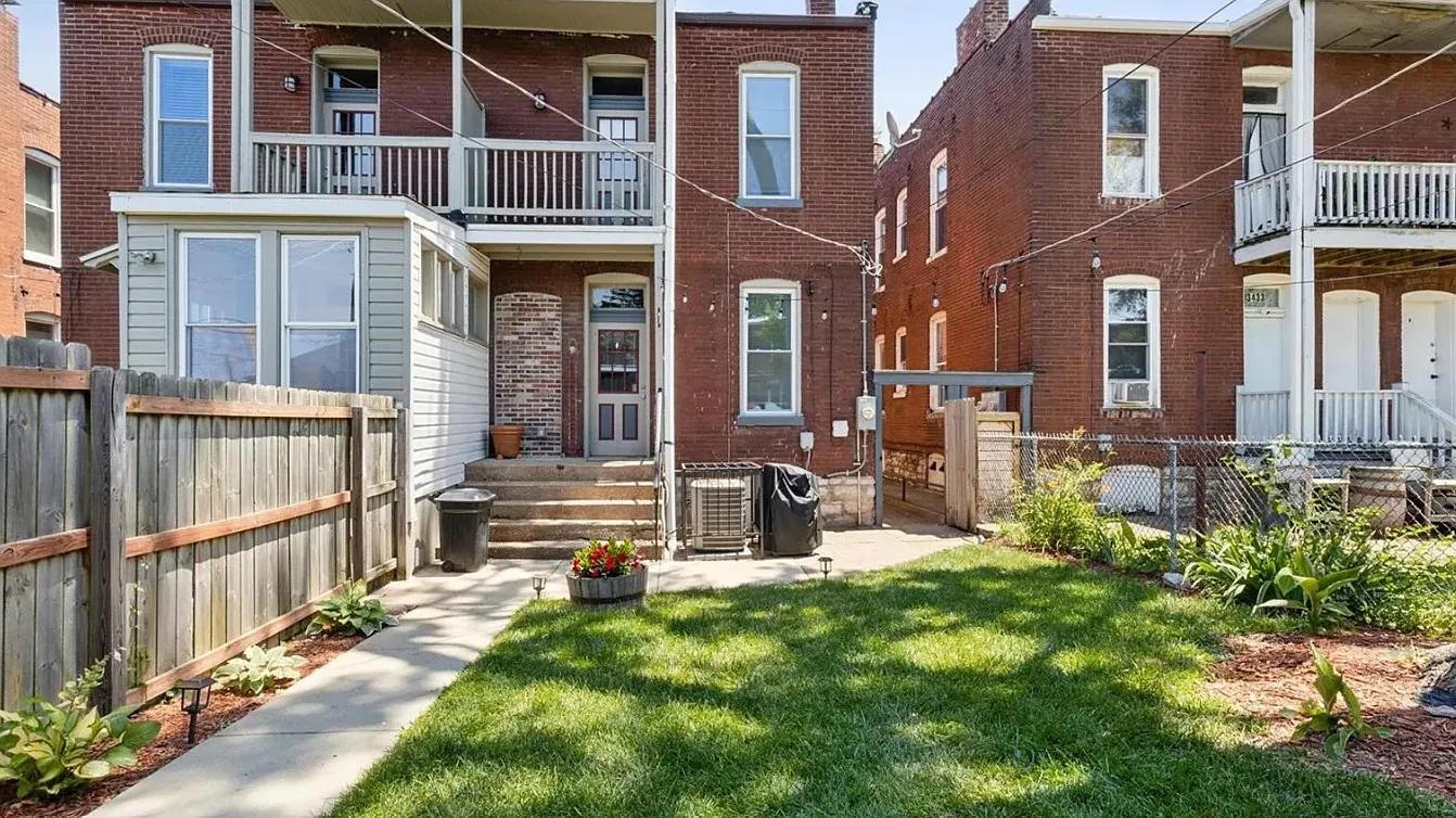 3 bed, 2.5 bath, 1938 sqft, $2,350 — Photo 1