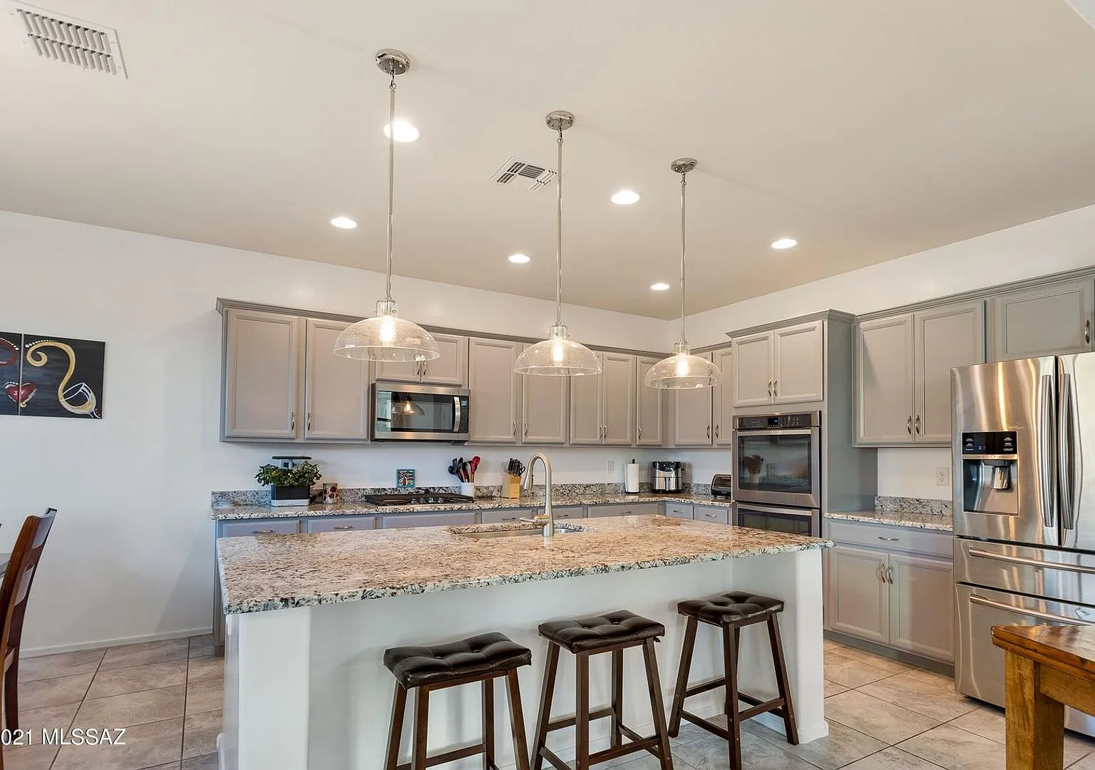 Spacious 4-Bed Marana Home with Chef's Kitchen & Private Fenced Yard — Photo 2