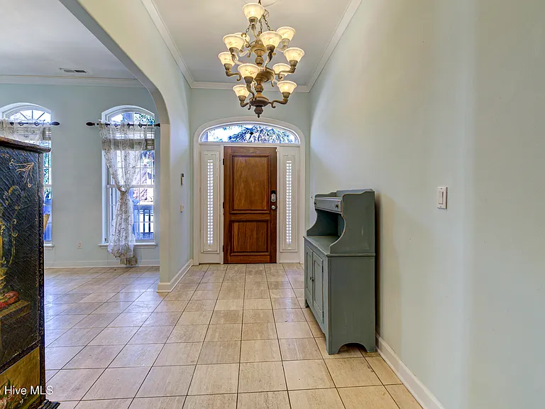 613 Clarendon Ave — Photo 8