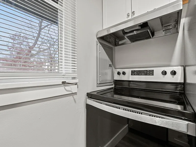 3910 Sleepy Hollow Ln #3910 — Photo 13