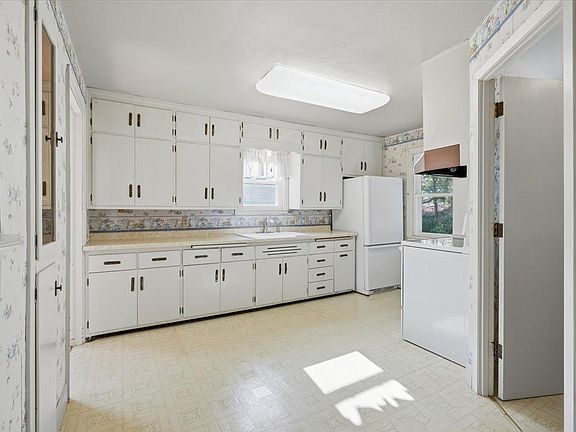 5th image of 1360 Maple St