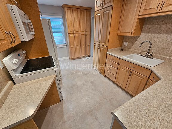5th image of 2479 E Elm Ave