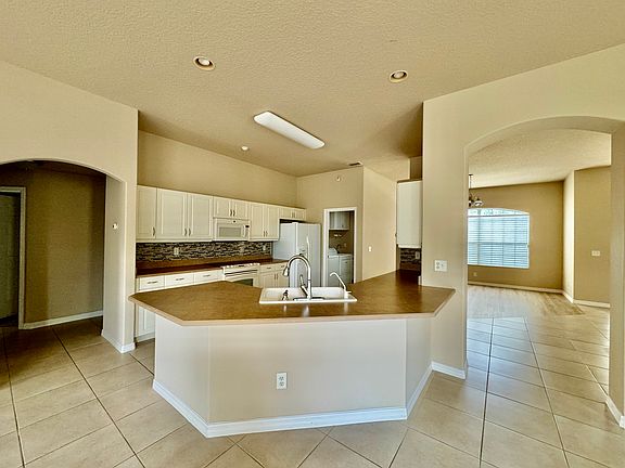 4th image of 15 Eastman Ln