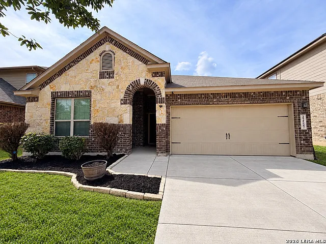 4 bed, 3.0 bath, 2109 sqft, $2,400 — Photo 1
