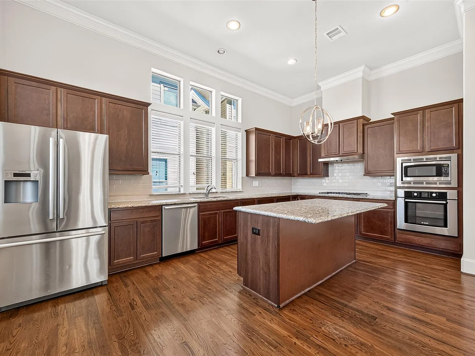 3 bed, 3.5 bath, 2100 sqft, $3,100 — Photo 1